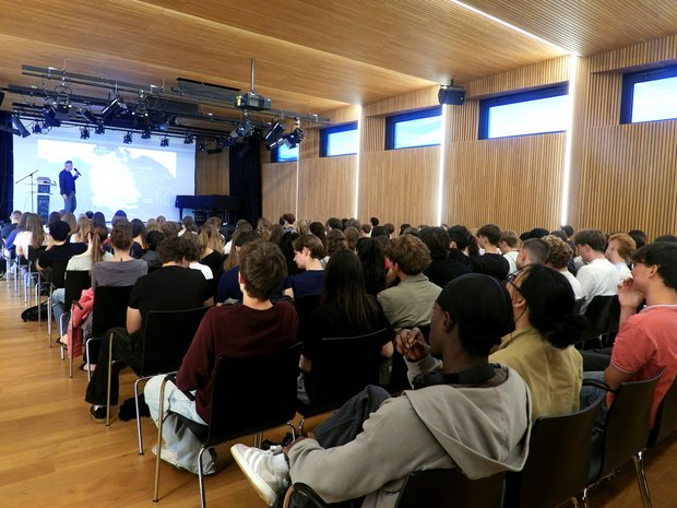 Prof. Thomas Järmann von der ZHAW referiert vor dem Plenum