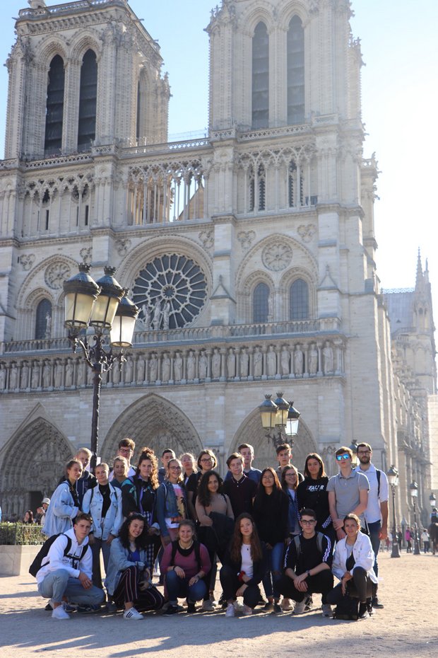 Klassenfoto vor dem Notre Dame