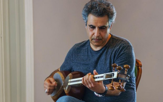 Raza Sharifinejad interpretiert Lyrik
