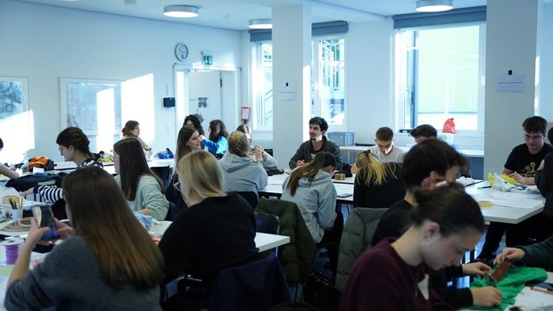 Kreativität zum Anziehen: Sechstklässler:innen werden zu Designer:innen, Bild: Aline Reichert (G6a) 