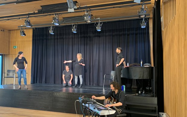 Trotz Corona improvisiert – Das Improtheater an der Kantonsschule Uster