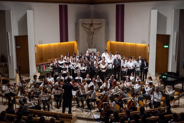 Weihnachtliche Stimmung in der katholischen Kirche, Bilder: Livio Abegg (G6i)