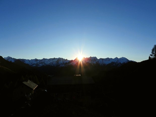 Sonnenaufgang bei der Capanna Bovarina (1870 m) Sonnenaufgang bei der Capanna Bovarina (1870 m)