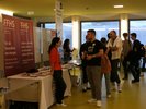 Erste UniKUS-Hochschulmesse: Tischmesse im Bereich vor der Aula