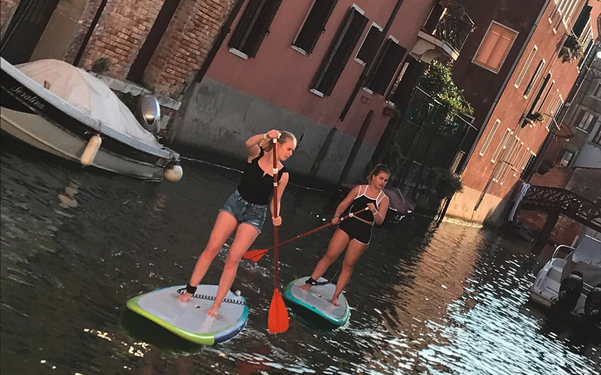 Die G5b verbringt die Schwerpunktfachwoche in Venedig und geht Stand-up-paddeln