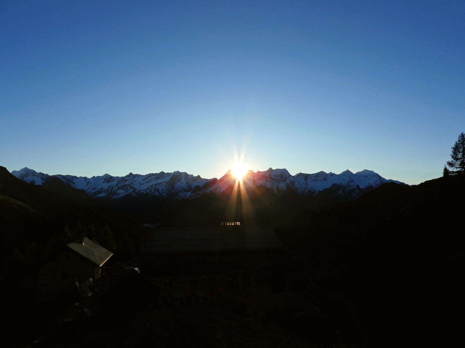 Sonnenaufgang bei der Capanna Bovarina (1870 m)