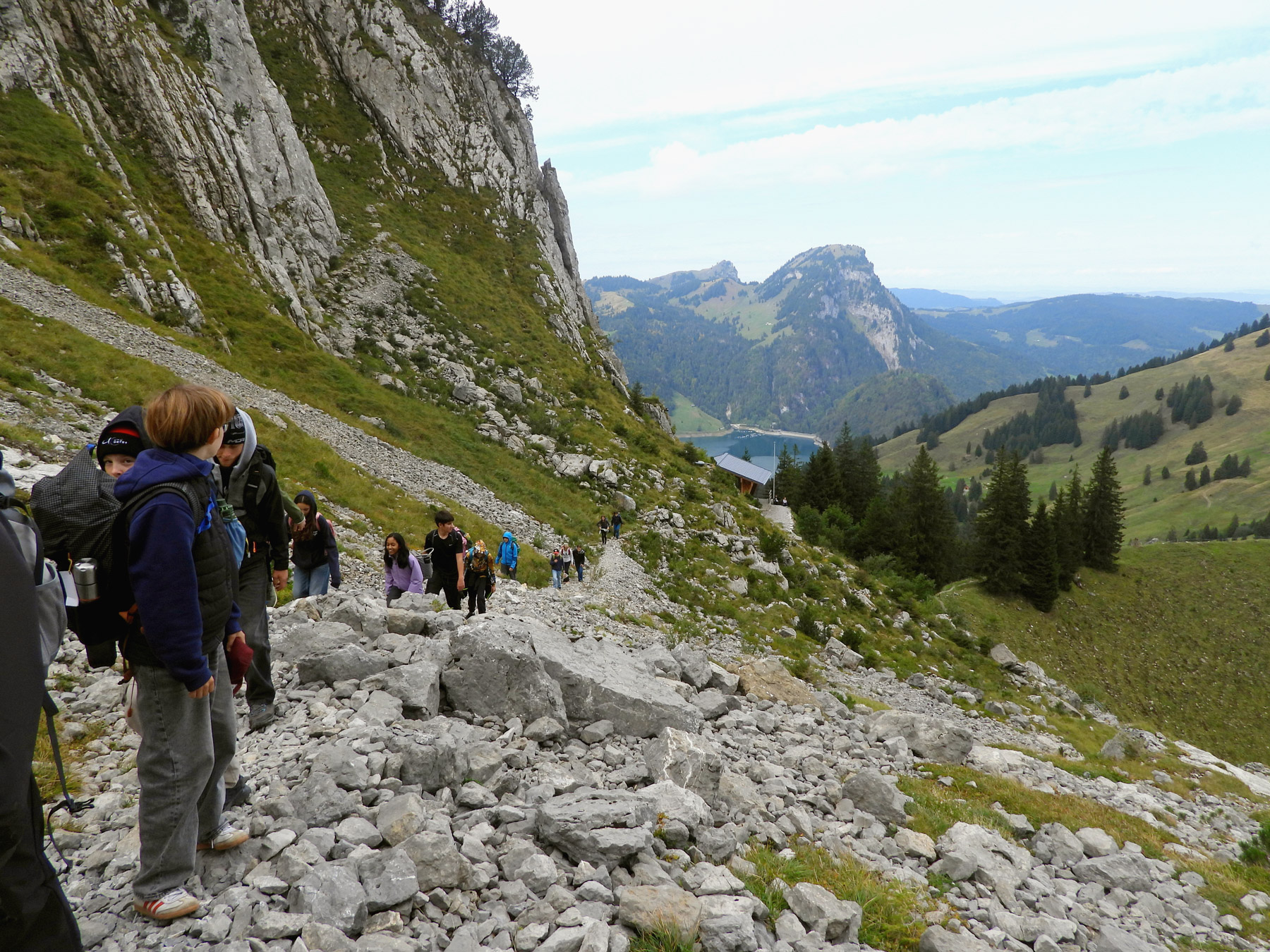 Steiles Gelände oberhalb des Kletterhüttlis